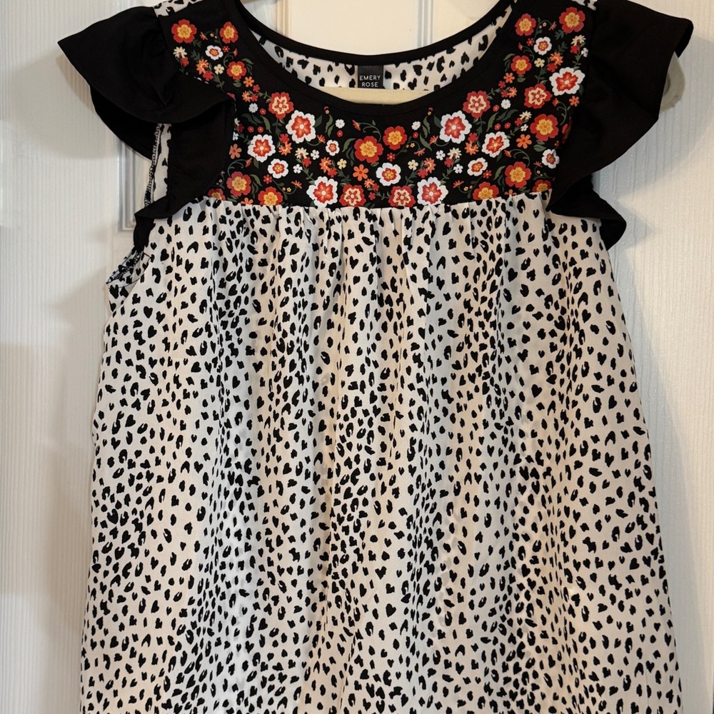 Emery Rose Black and White Floral Blouse.  Size M.  New with tags